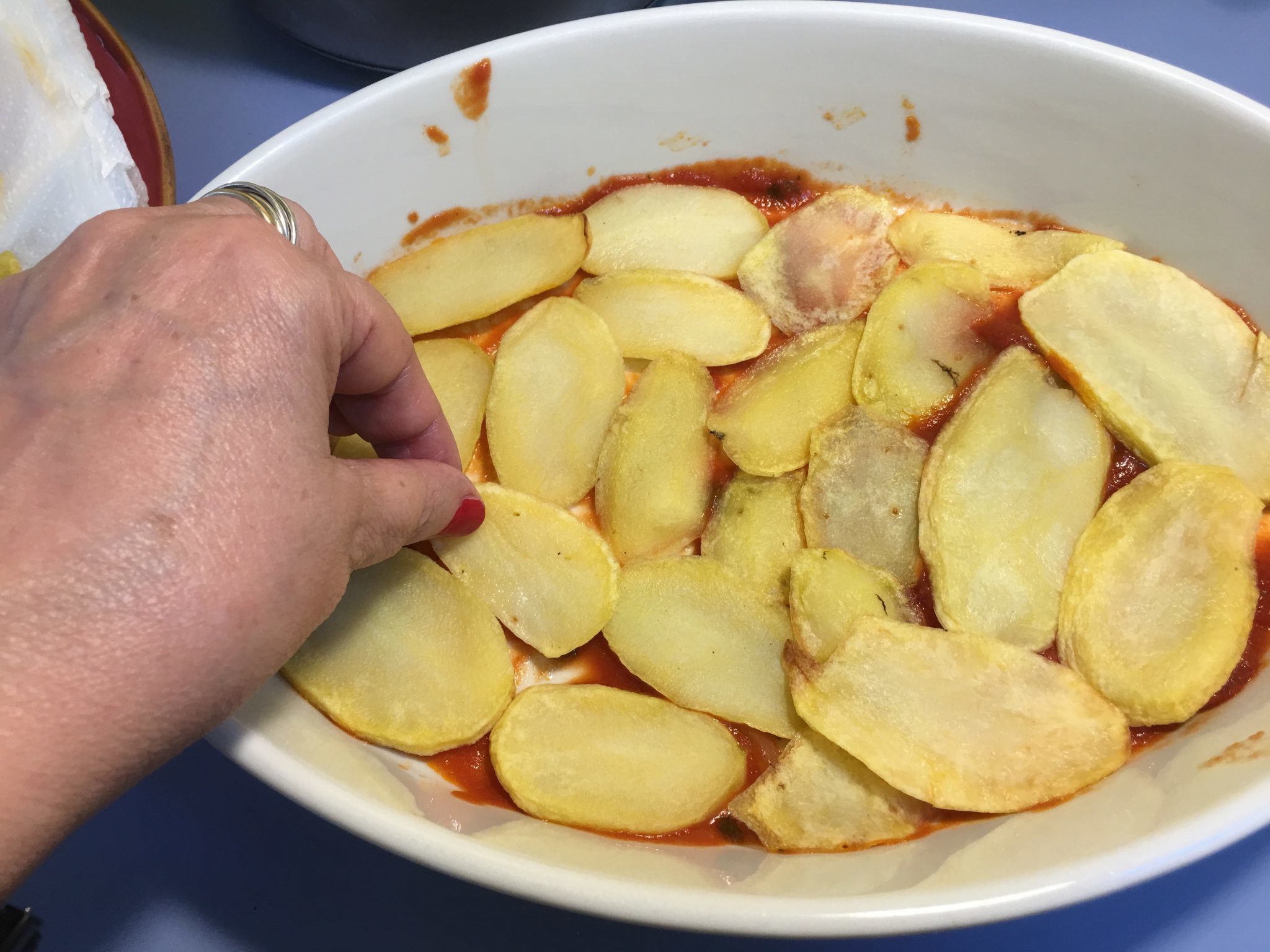 Patate alla parmigiana - strato di patate sul sugo