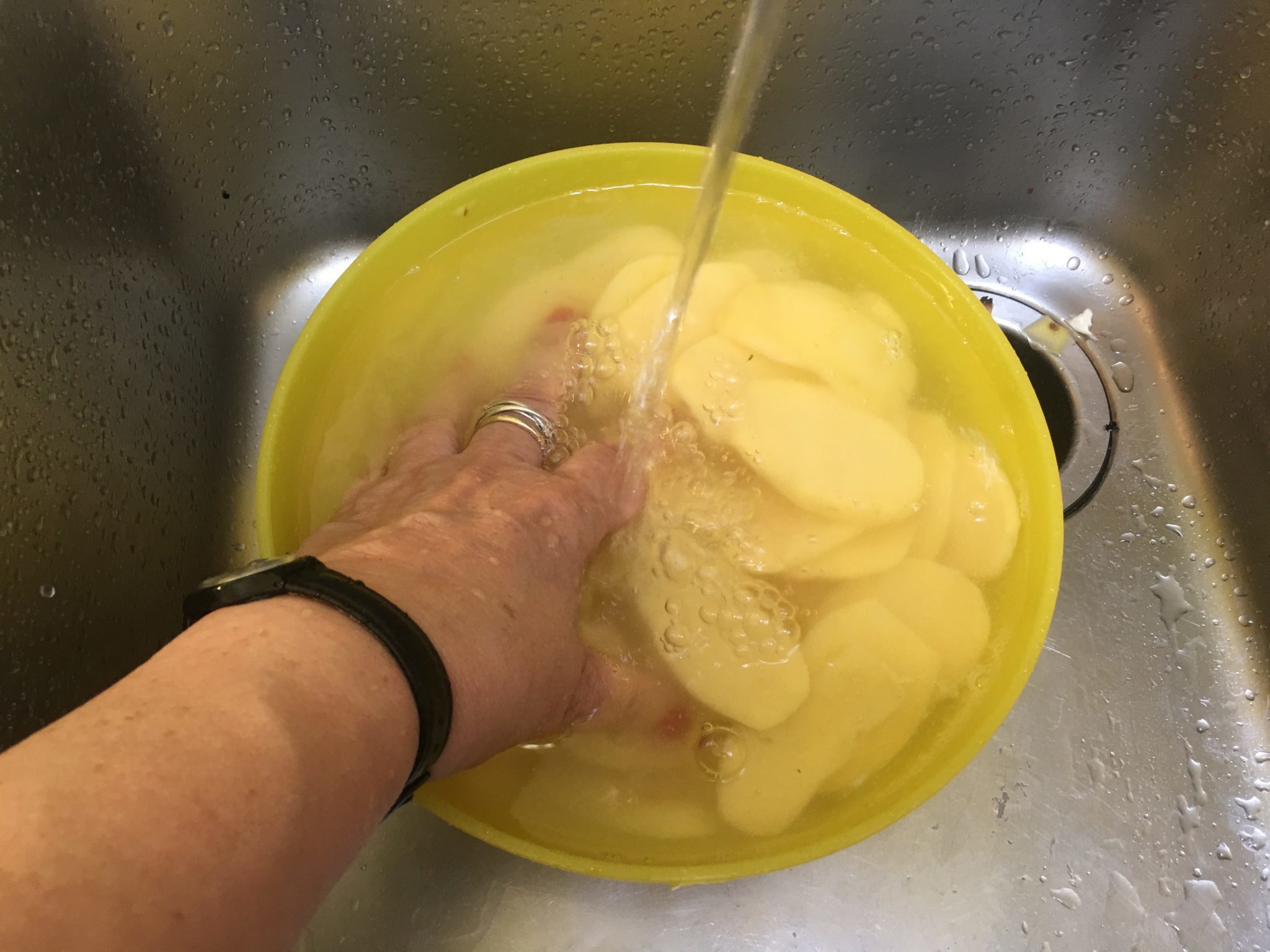 Patate alla parmigiana - patate sotto l'acqua corrente