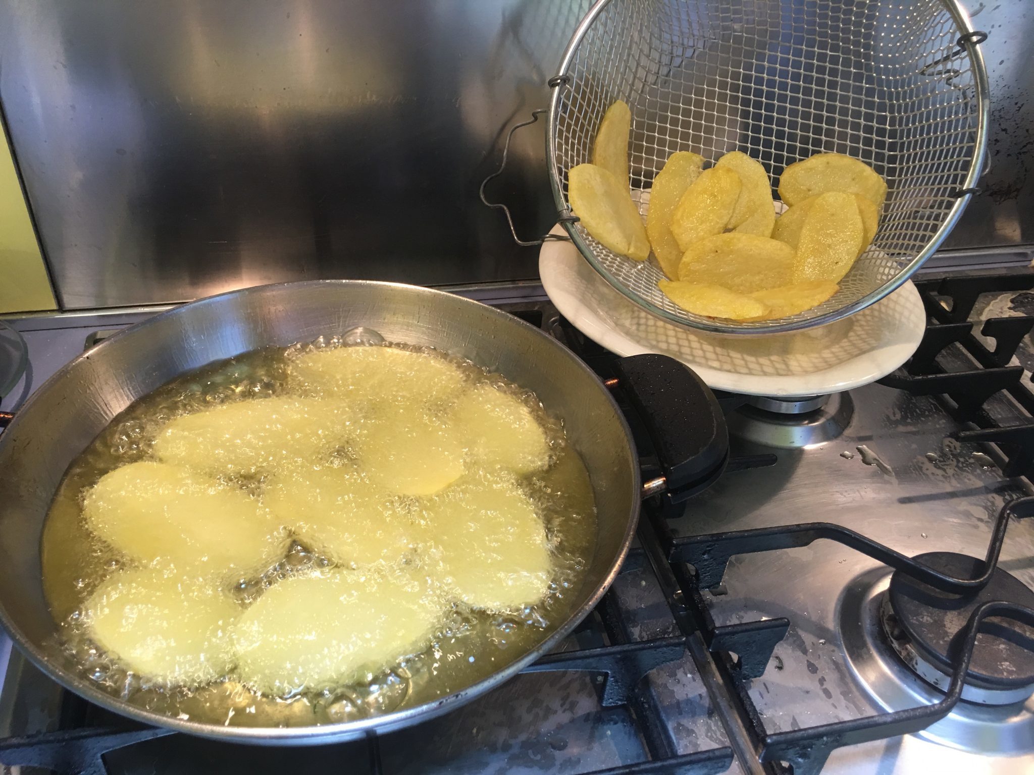 Patate alla parmigiana - patate fritte a scolare in cestello a rete