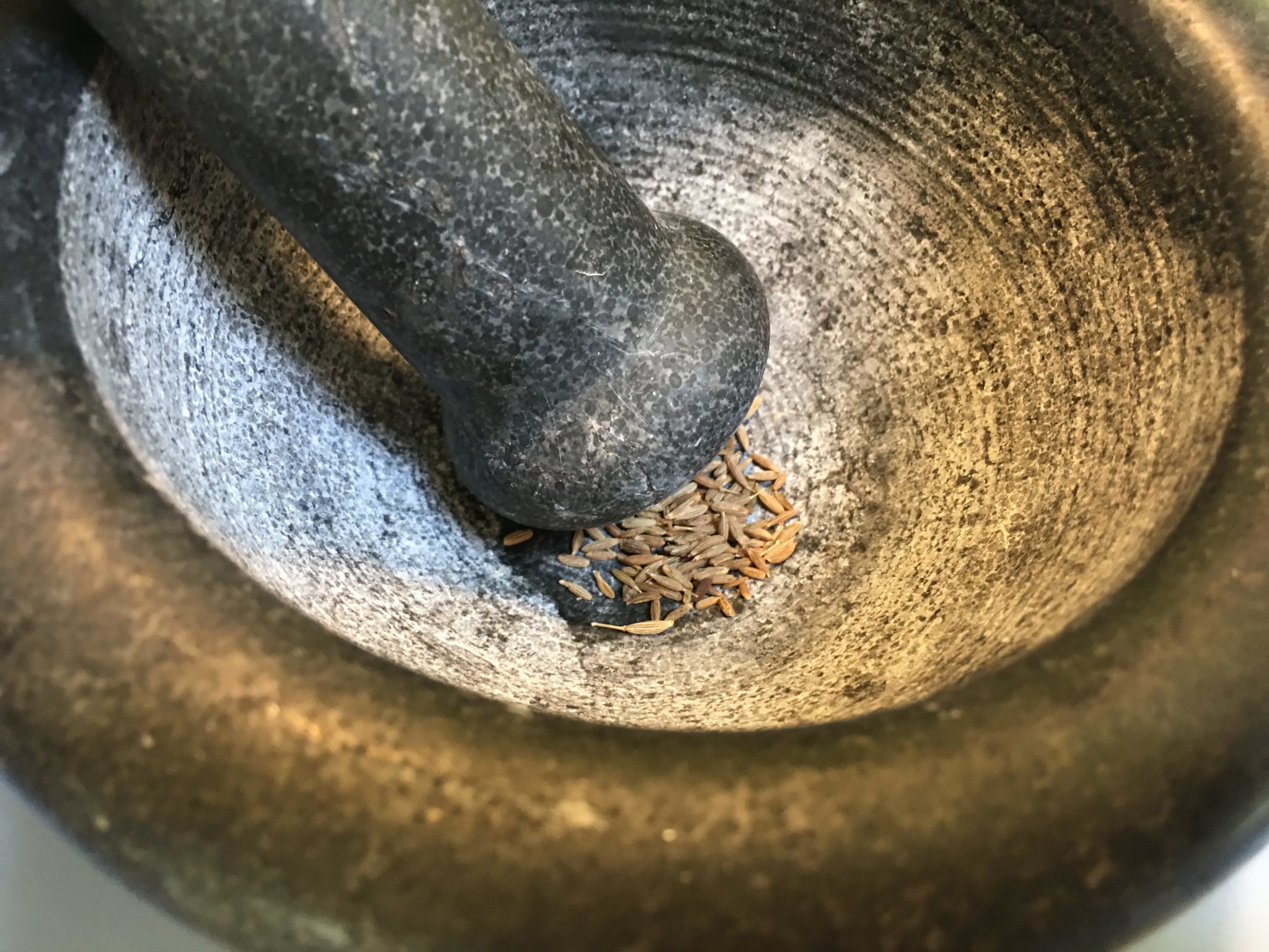Cous cous a colori - semi di cumino pestati nel mortaio