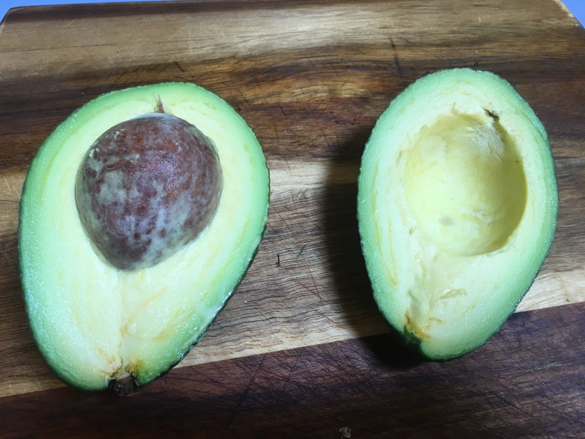 Cous cous a colori - avocado tagliato a metà