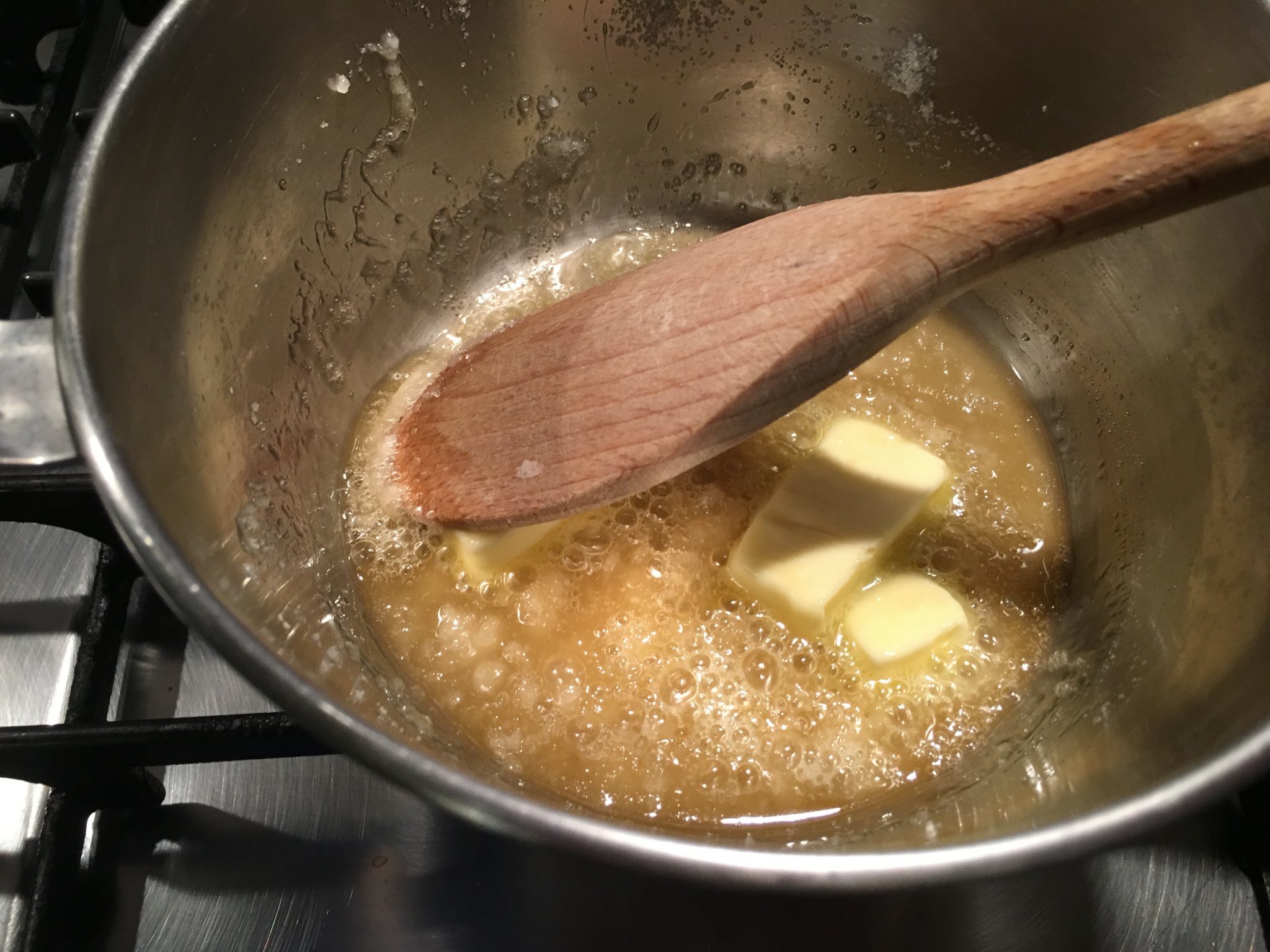 Torta invisibile giapponese - il burro aggiunto allo zucchero fuso