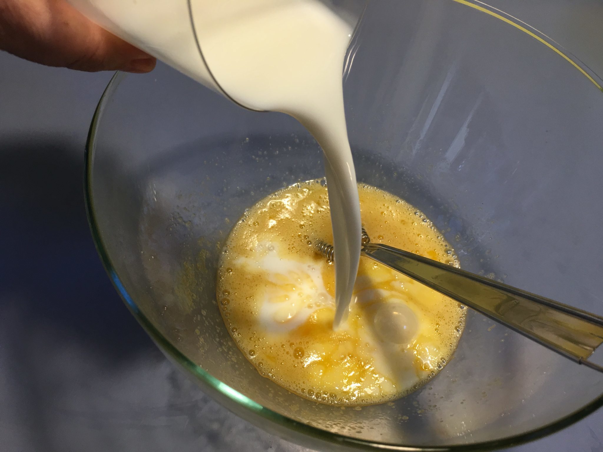 Torta invisibile giapponese - il latte aggiunto alle uova sbattute