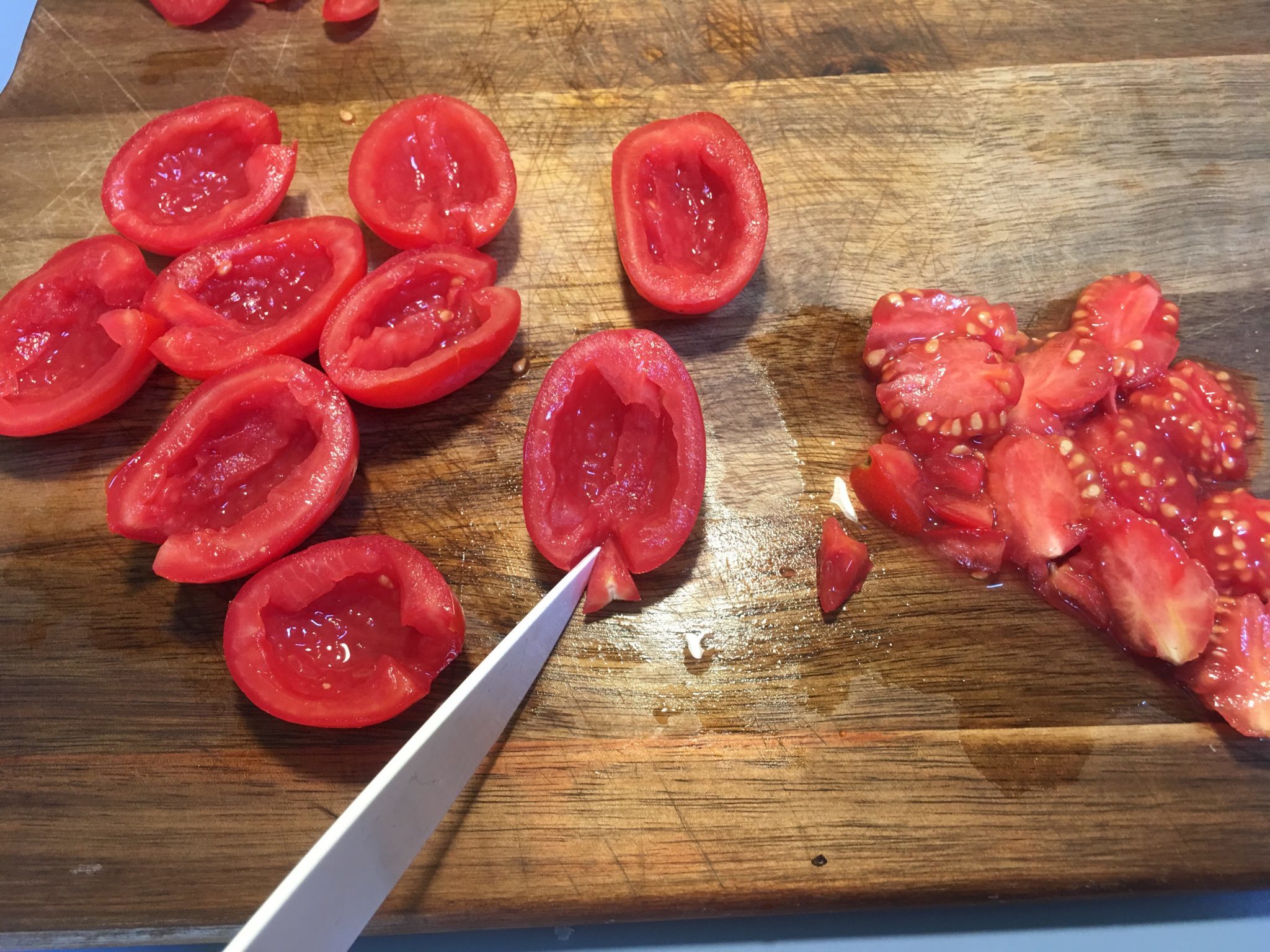 Panzerottini al forno last minute - pomodori tagliati a metà privati dei semi