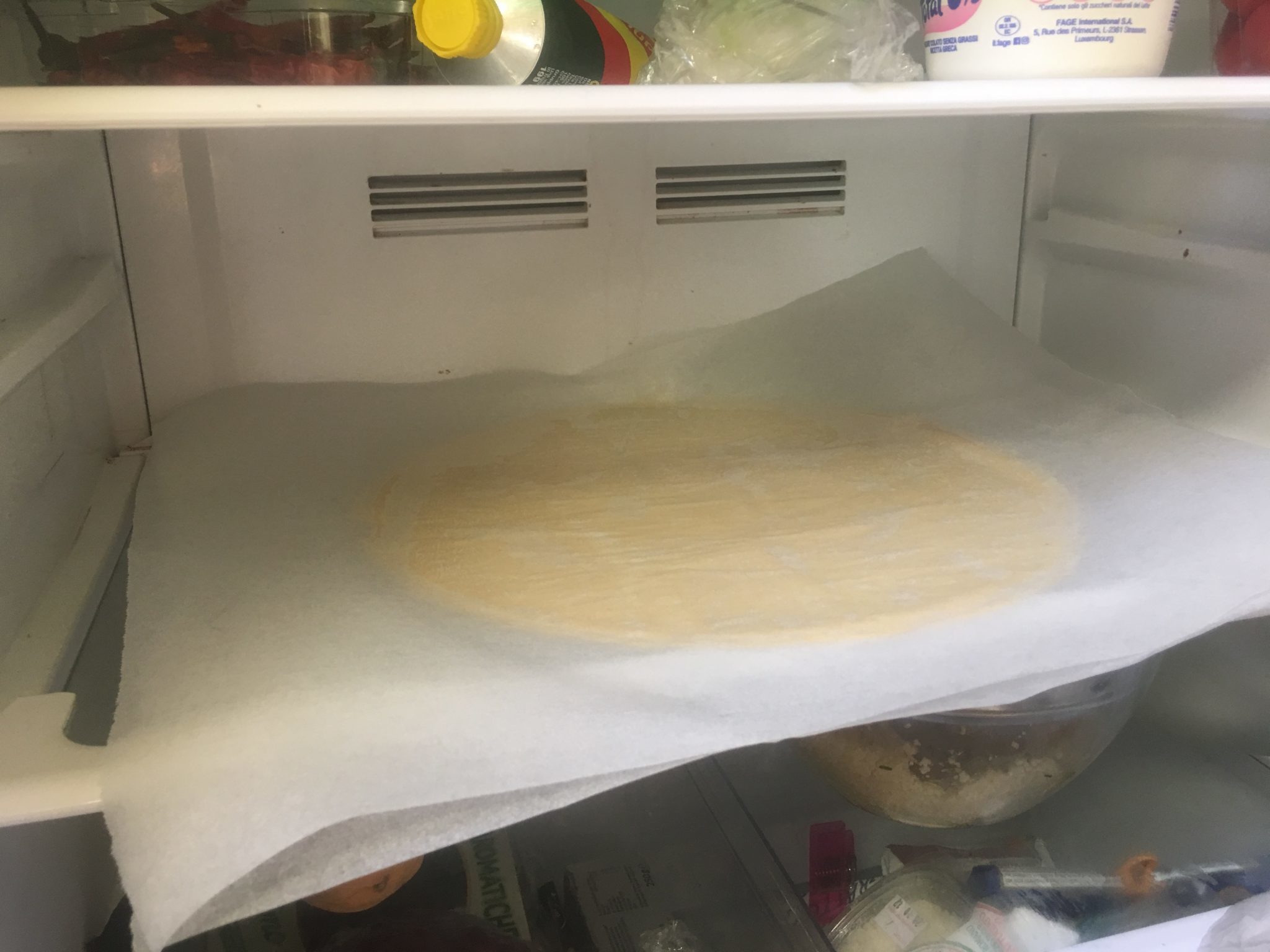 Tarte Tatin estiva all'ananas - la pasta stesa a raffreddare in frigorifero