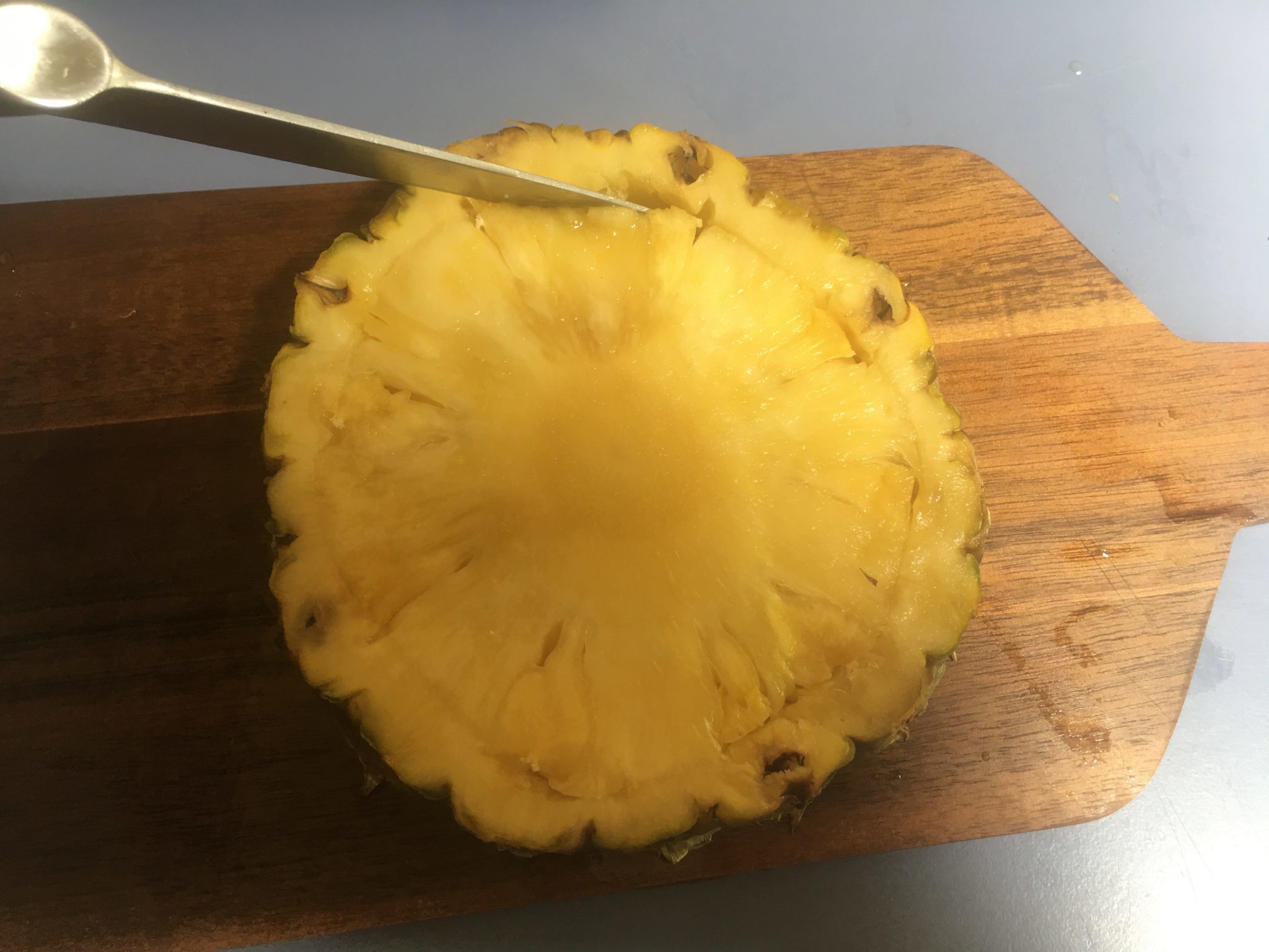 Tarte Tatin estiva all'ananas - eliminazione della buccia da una fetta di ananas
