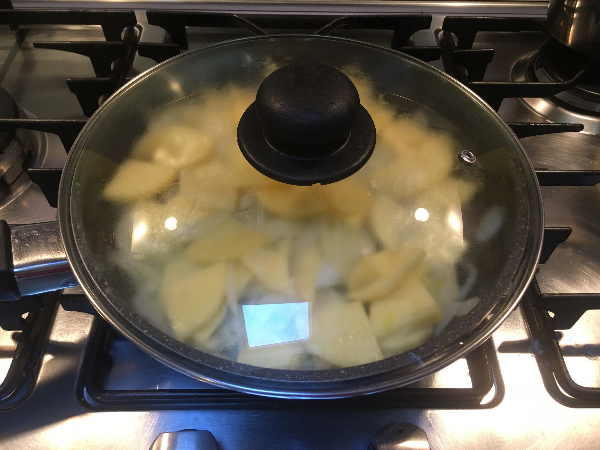 Tortilla di patate al basilico - la padella con il coperchio