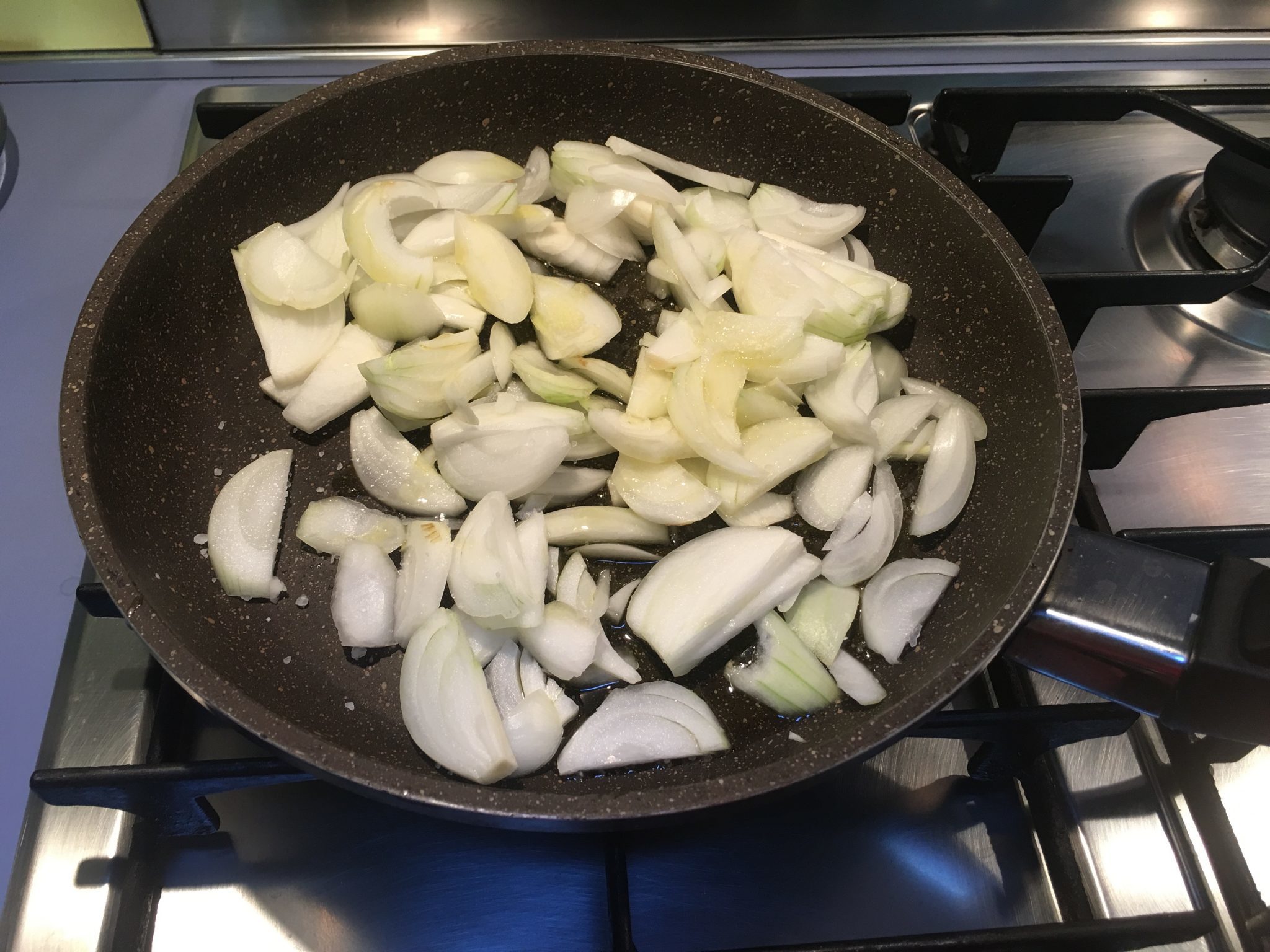 Tortilla di patate al basilico - cipolle soffritte in padella