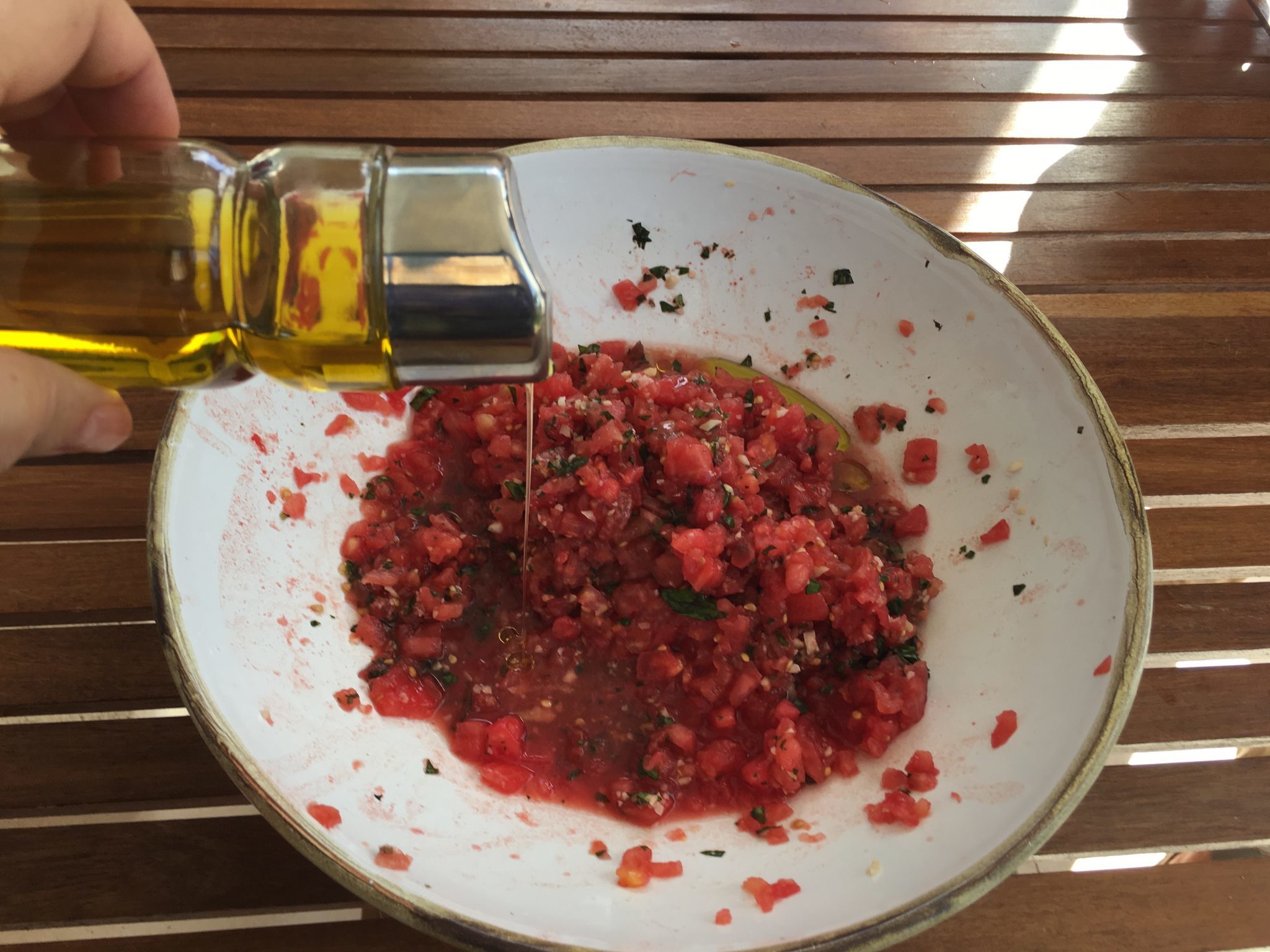 Spaghettoni trapanesi alla Franco Bono - pomodori conditi con olio sale e pepe