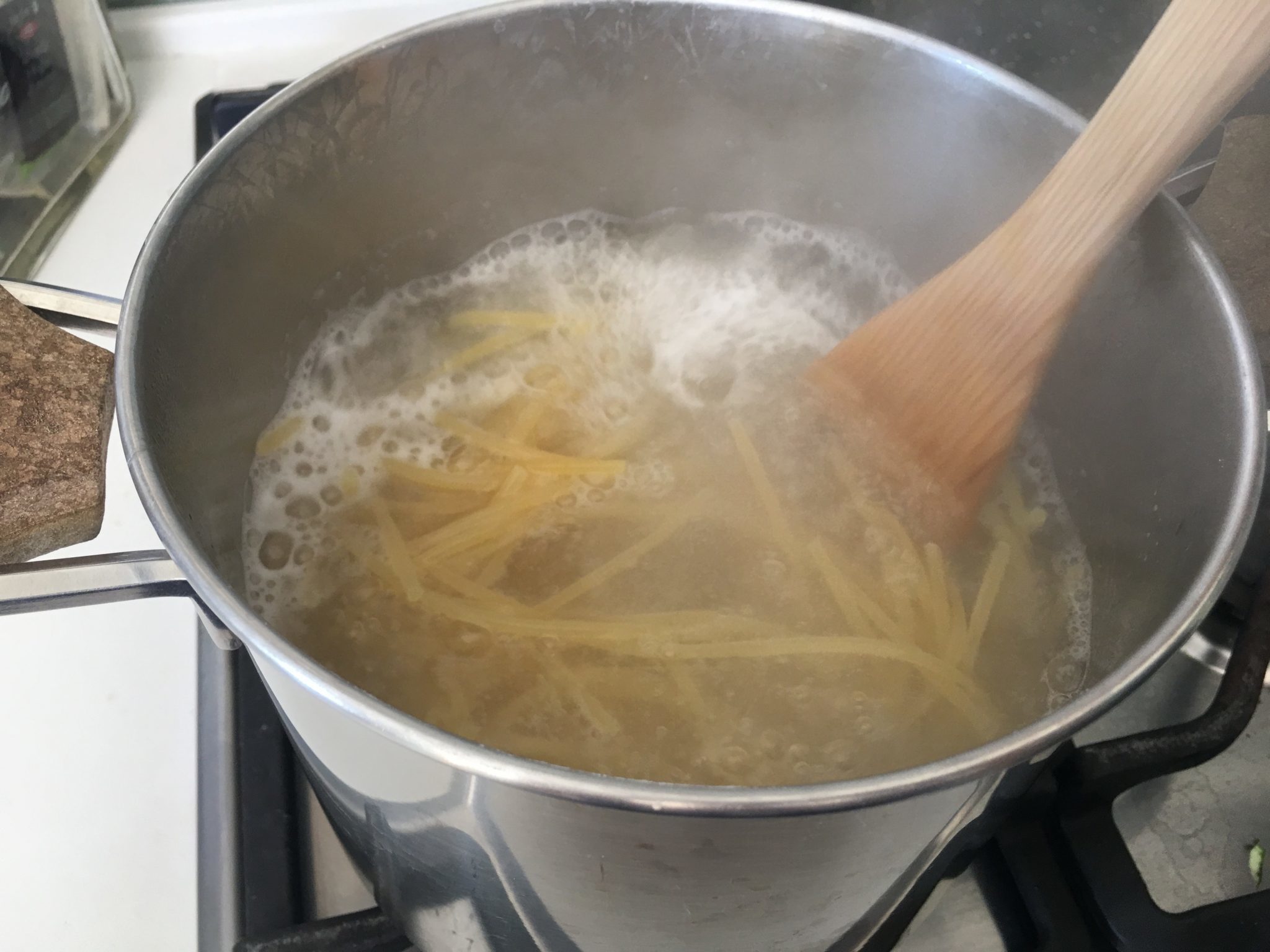 Spaghettoni trapanesi alla Franco Bono - gli spaghetti in cottura
