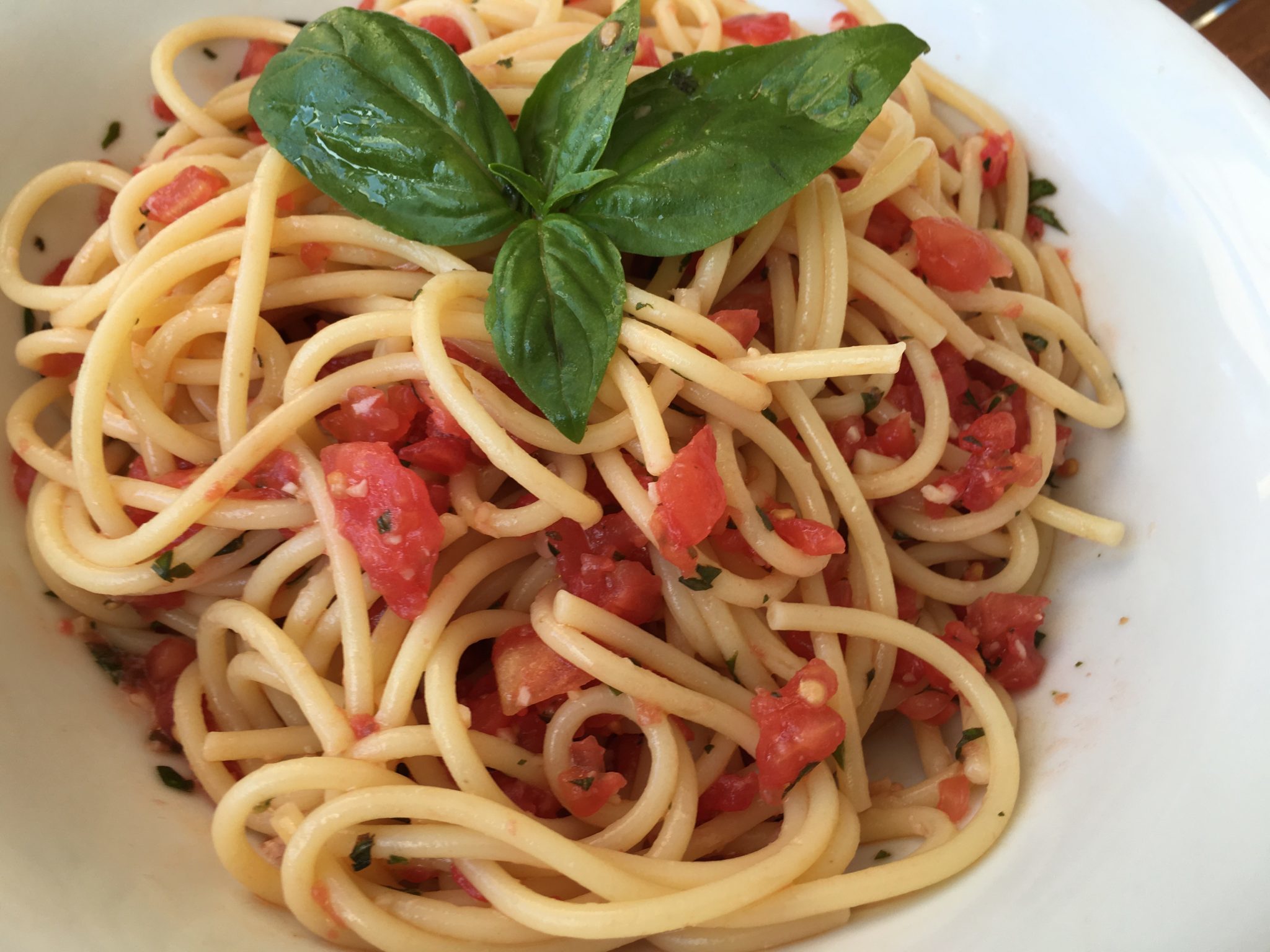 Spaghettoni trapanesi alla Franco Bono - gli spaghetti conditi, nel piatto da portata