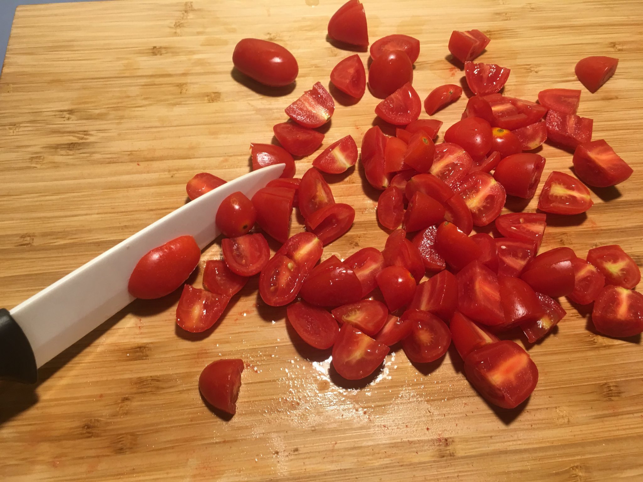 Insalata affumicata - i pomodorini  tagliati 