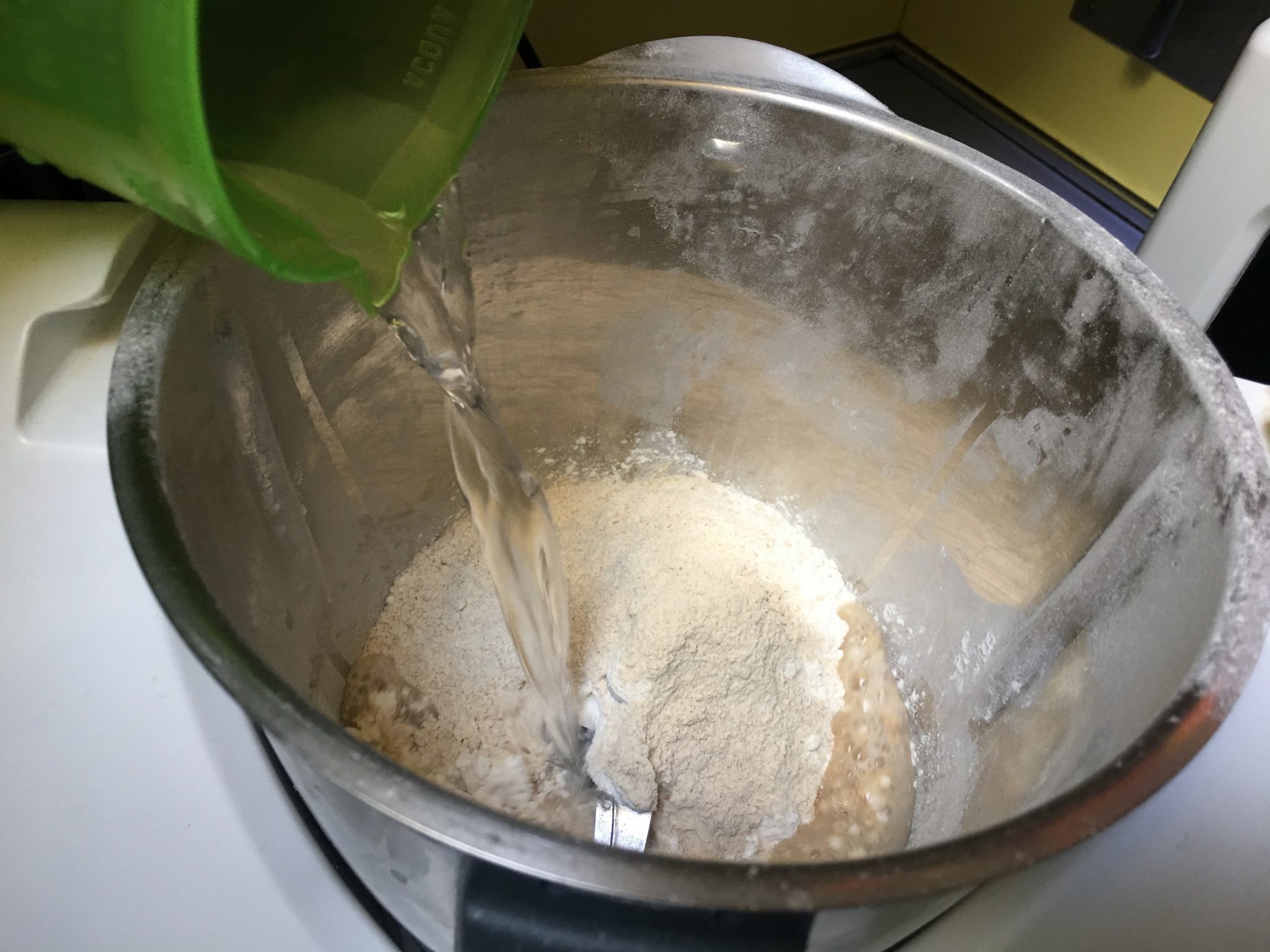 Pan brioche - la farina nel bicchiere del mixer