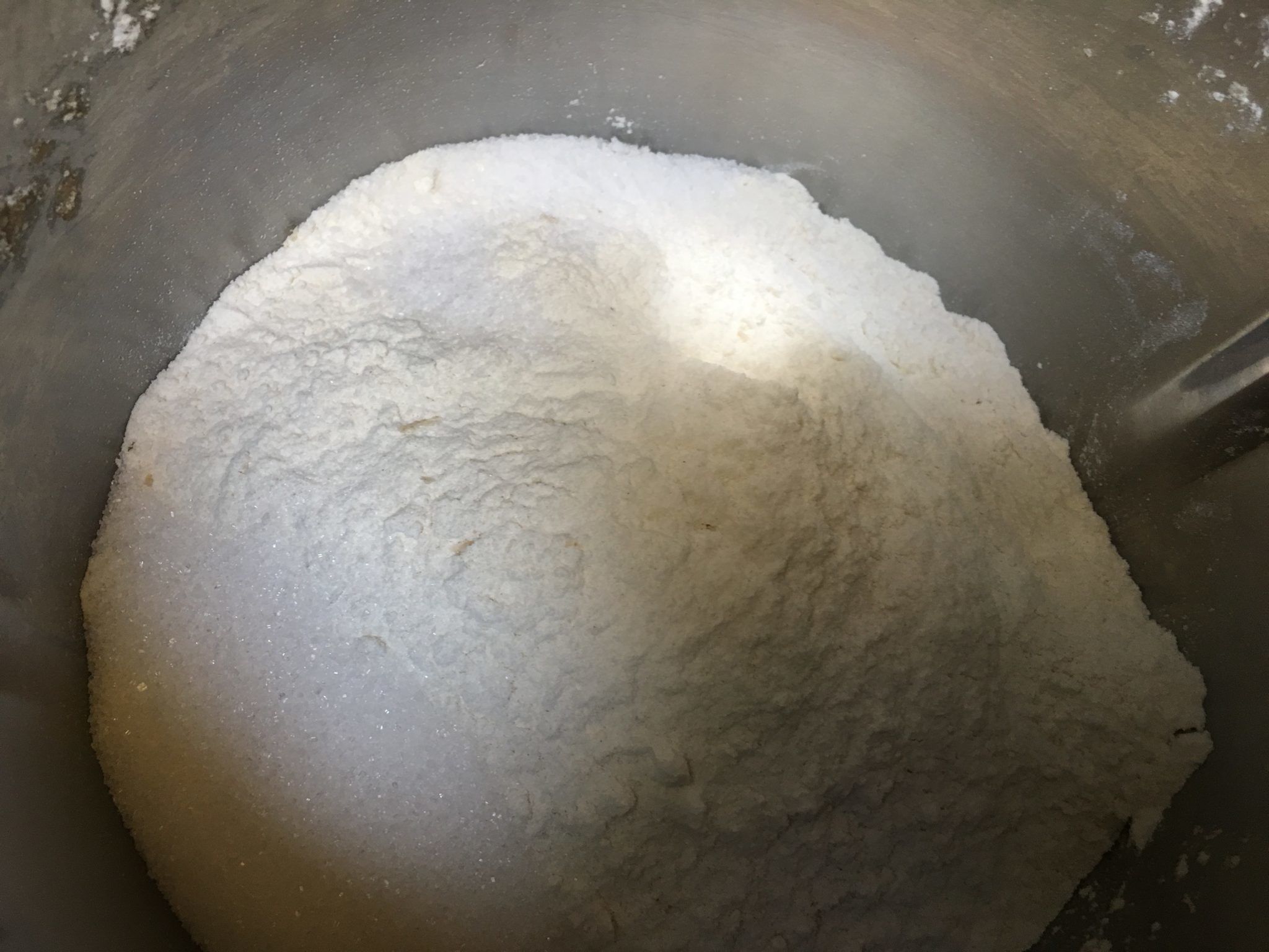 Pan brioche - farina sale e zucchero mischiati