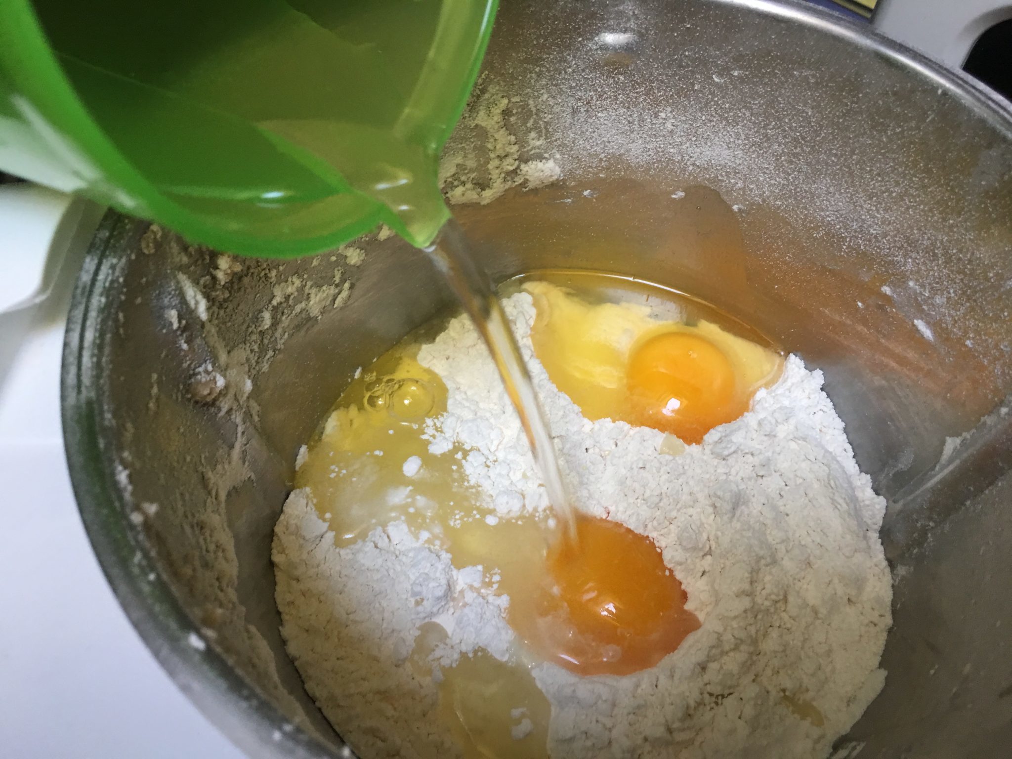 Pan brioche - le uova e l'acqua nella farina