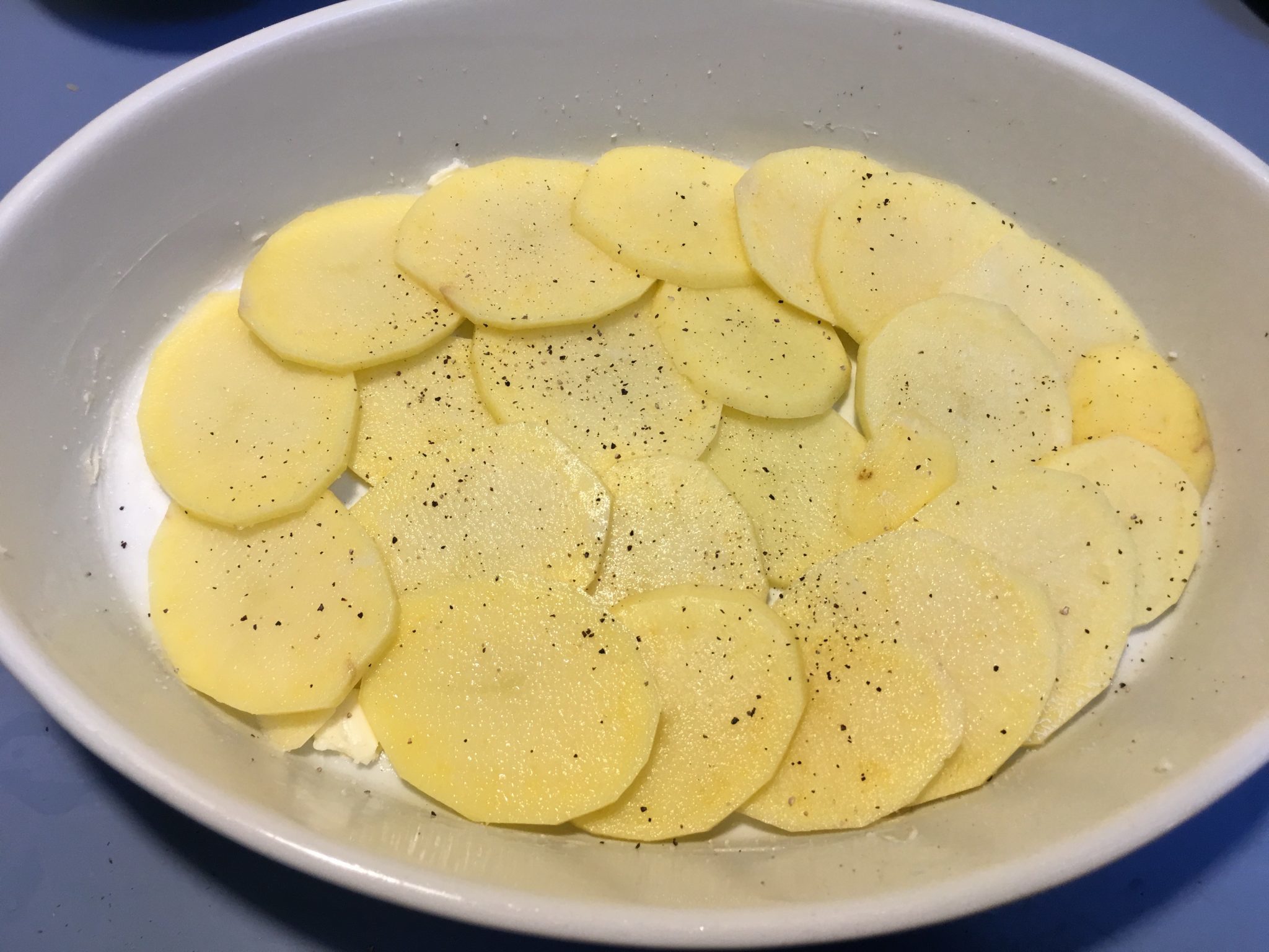 Patate affogate - strato condito con sale e pepe