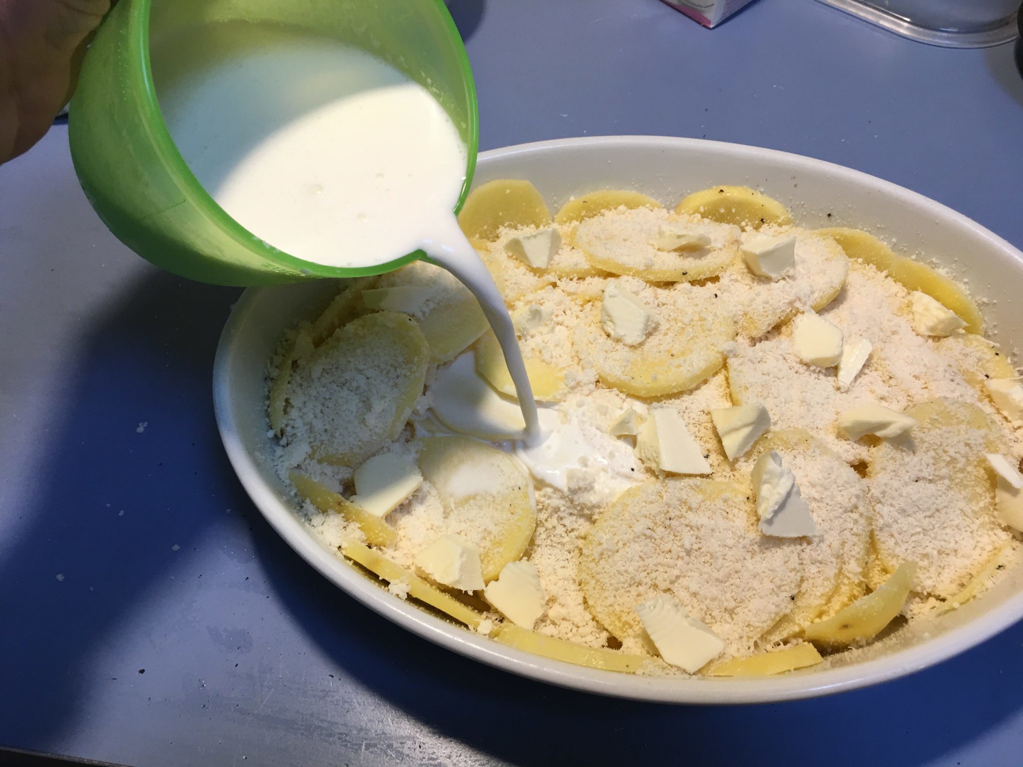 Patate affogate - il latte e la panna versati sulle patate