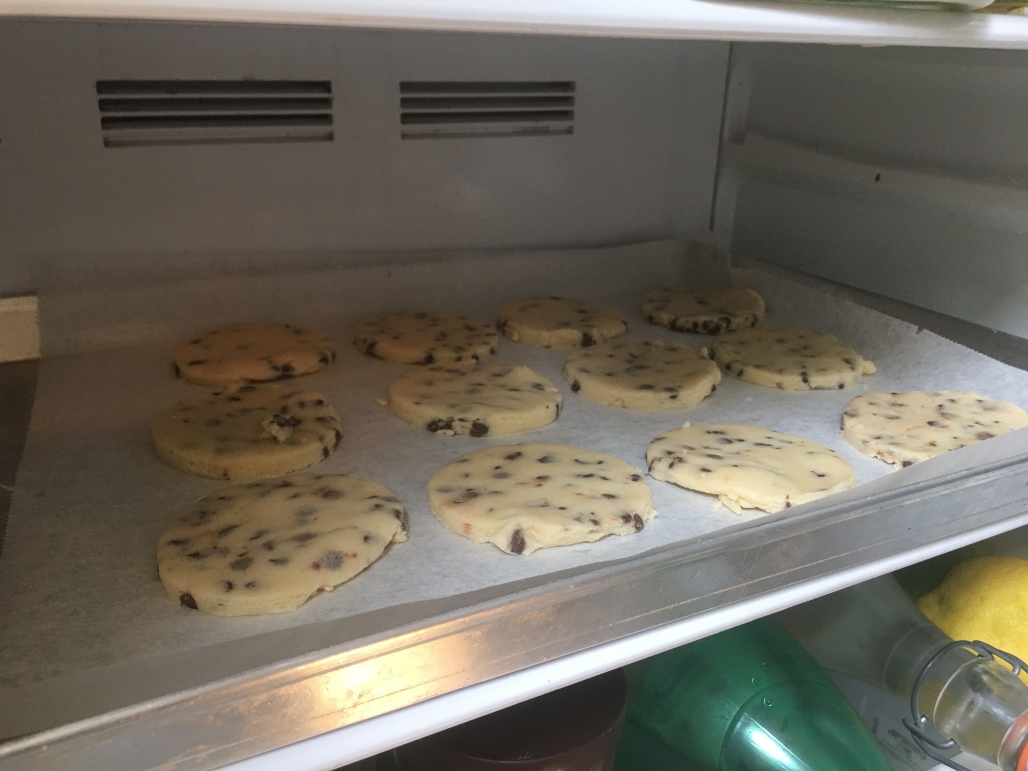 Biscottoni al burro con gocce di cioccolato - il riposo in frigorifero
