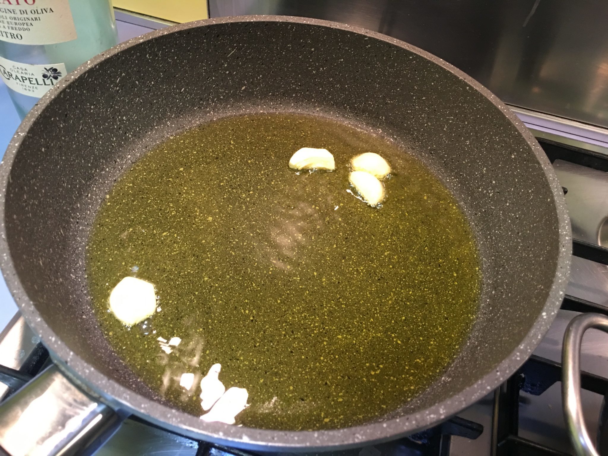 Foglie e patate - l'aglio a rosolare nell'olio