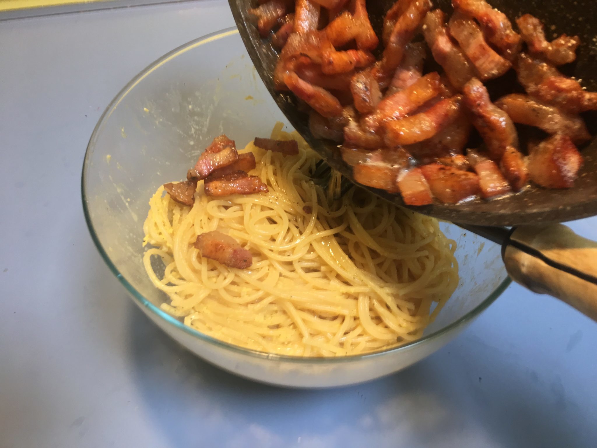 Carbonara - ricetta imbattibile - il guanciale nella pasta