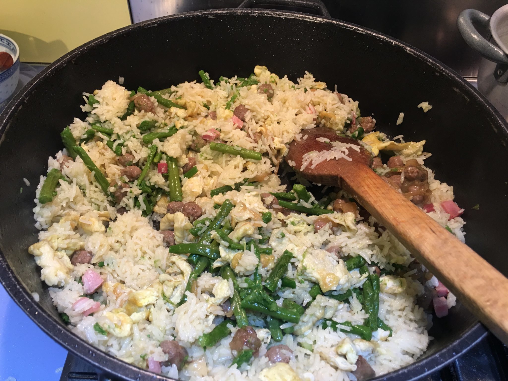 Riso finto cantonese - le uova e gli altri ingredienti aggiunti al riso