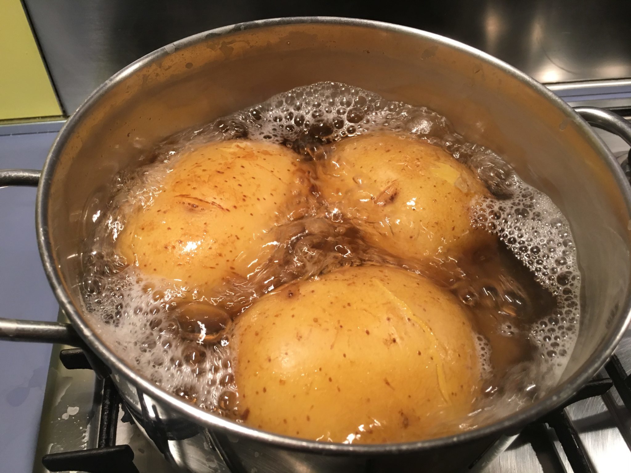 Sformato di friarielli ricotta e patate - le patate a bollire in pentola