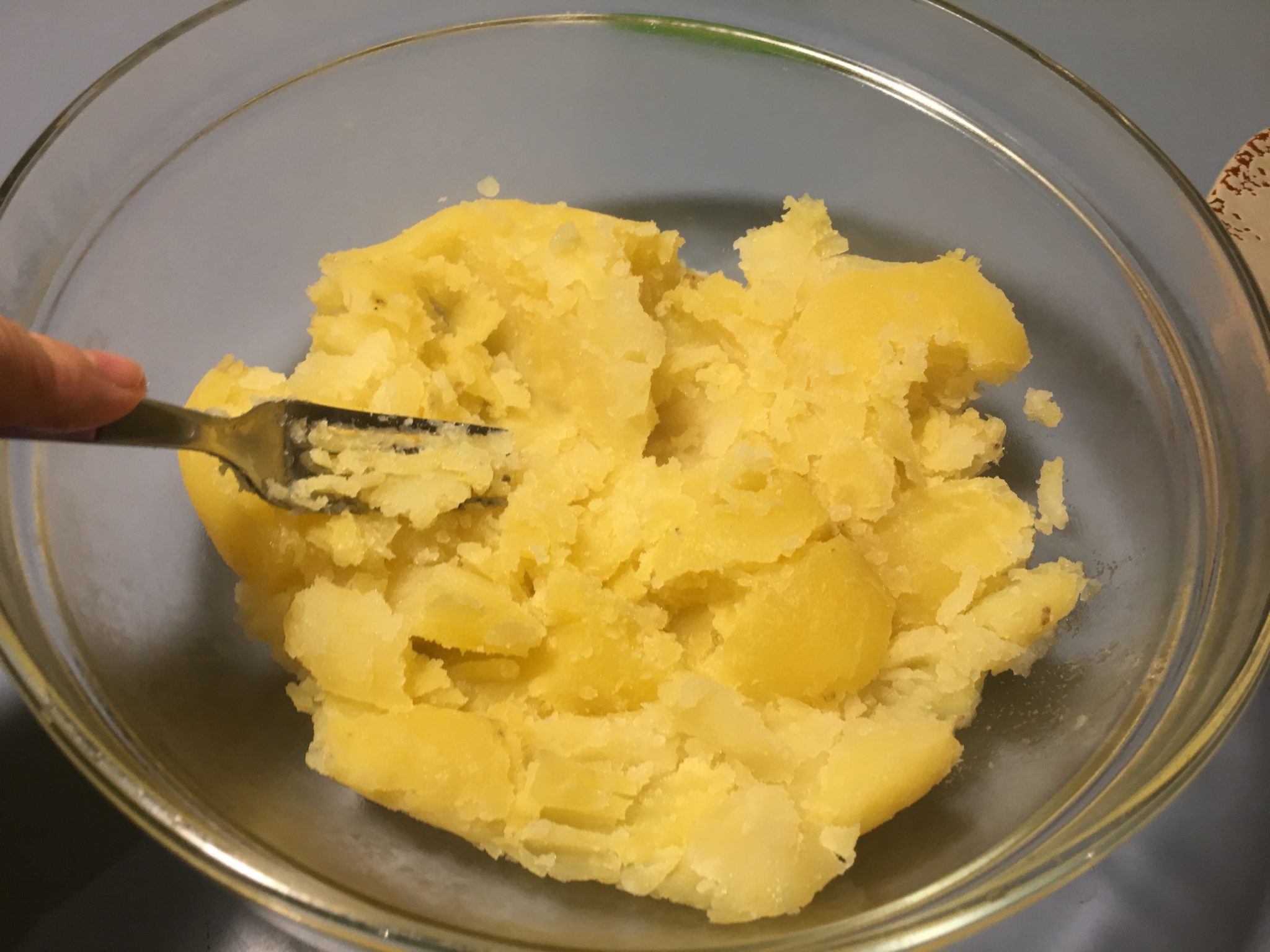 Sformato di friarielli ricotta e patate - le patate schiacciate con la forchetta