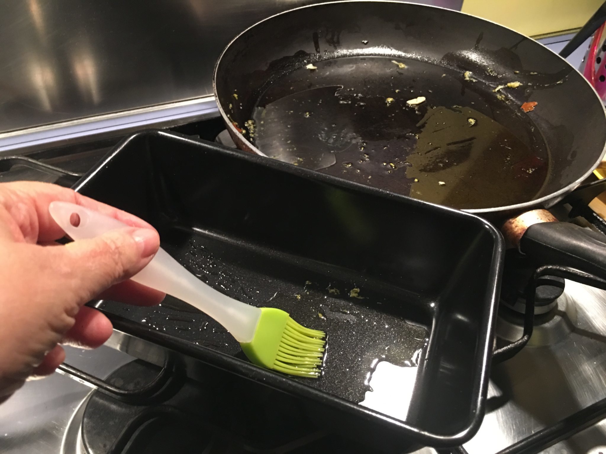 Sformato di friarielli ricotta e patate - lo stampo pennellato con l'olio dei friarielli ripassati