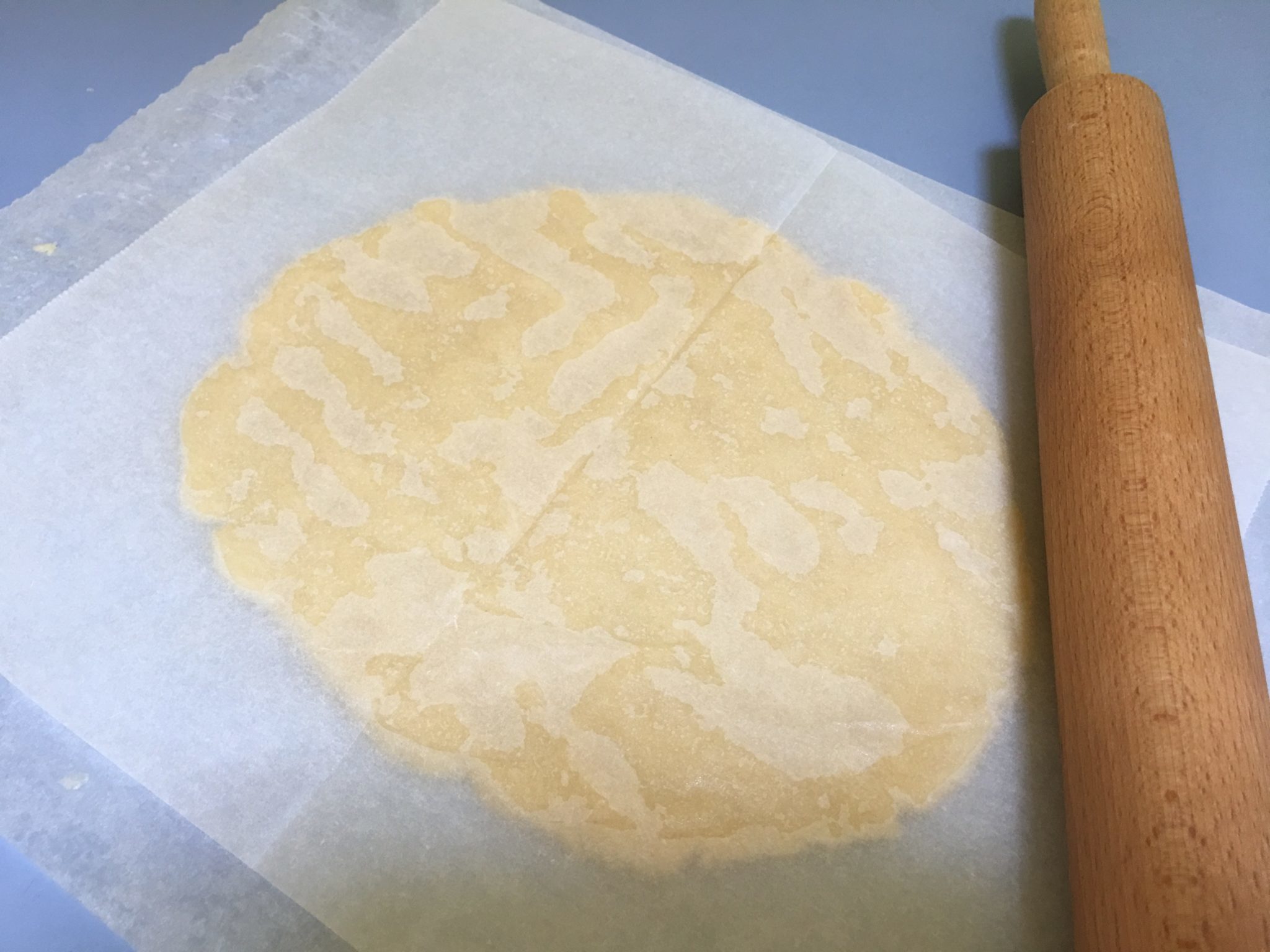 Torta di piselli - la pasta brisée stesa col mattarello