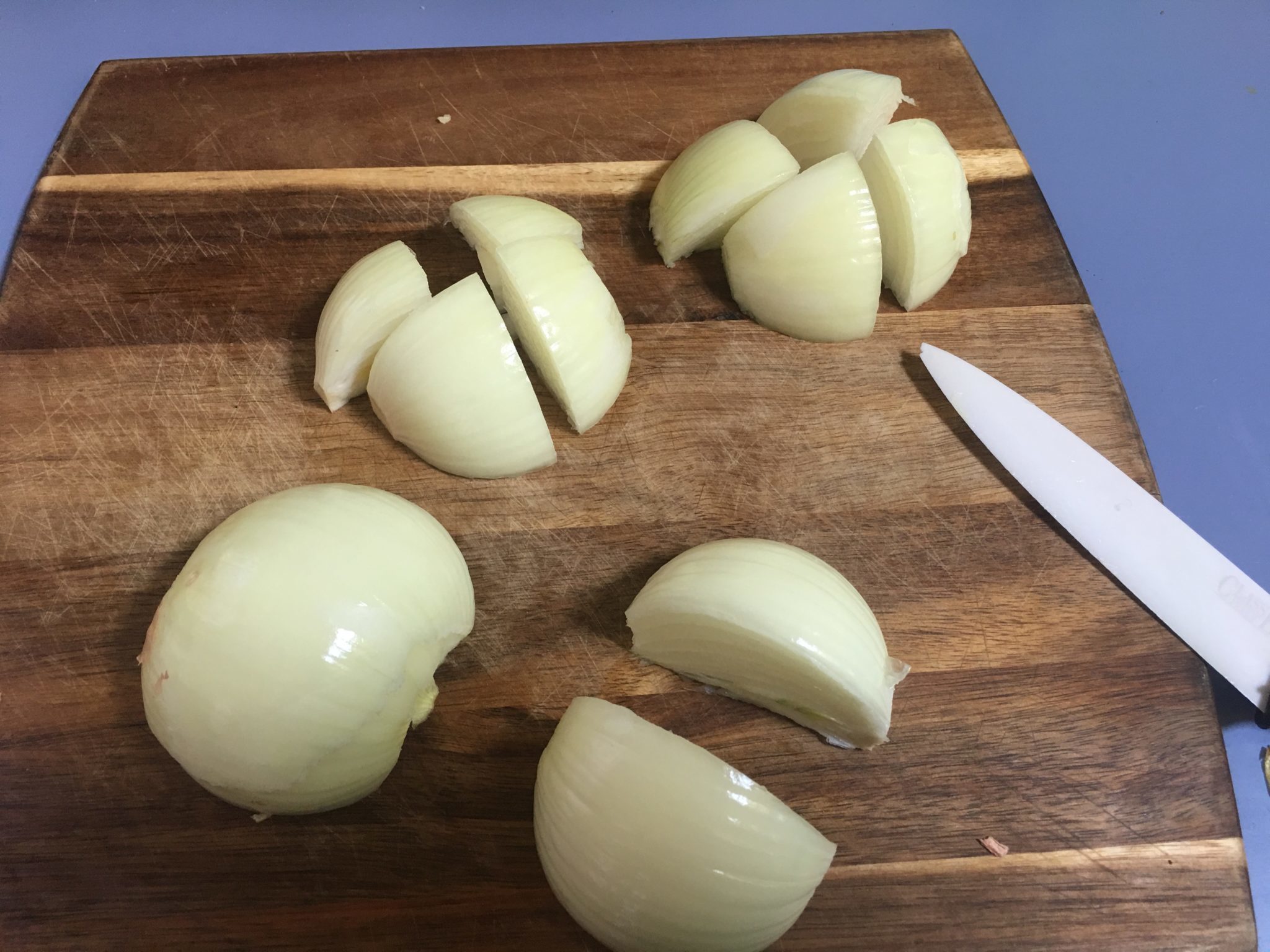 Curry alle mele - le cipolle tagliate a pezzi