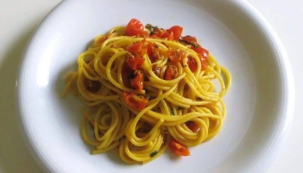 pasta con cipolle e pomodorini